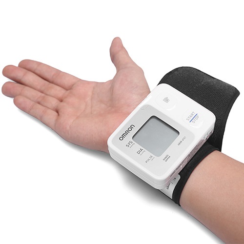 Máy đo huyết áp cổ tay Omron HEM - 6300F bảo vệ sức khỏe