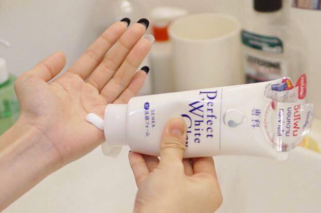 Sữa rửa mặt Shiseido Senka Perfect White Clay màu trắng 120g